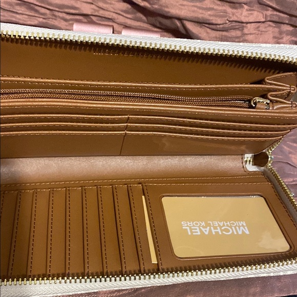 Michael Kors Cream Wristlet Wallet - Picture 6 of 13